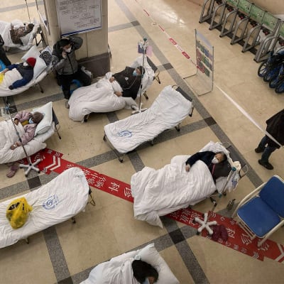 Coronaviruspatienter ligger i sängar i ett sjukhus.