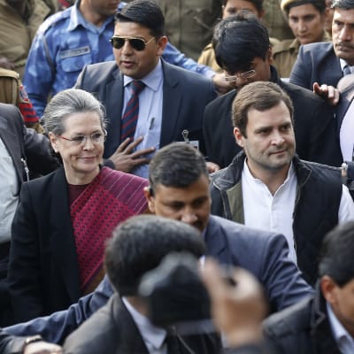 Sonia och Rahul Gandhi på väg mot rätthuset i New Delhi