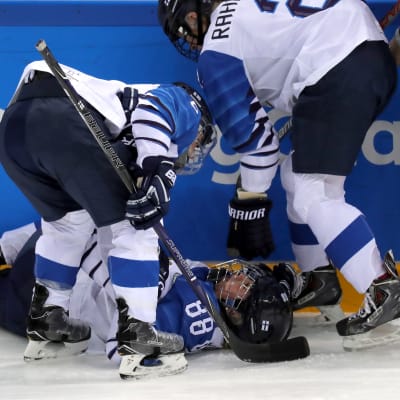 Ronja Savolainen föll illa efter en regelvidrig amerikansk tackling.
