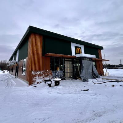 Mcdonald'sin rakennuksen talvinen työmaa.