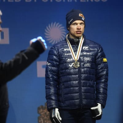 Näin Iivo Niskanen sai pronssimitalin kaulaansa – palkintojenjaossa irtosi jo pieni hymy
