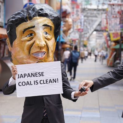 Japanska miljöaktivister protesterade mot Japans och USA:s miljöpolitik genom att klä på sig maskar med Shinzo Abe och Donald Trump