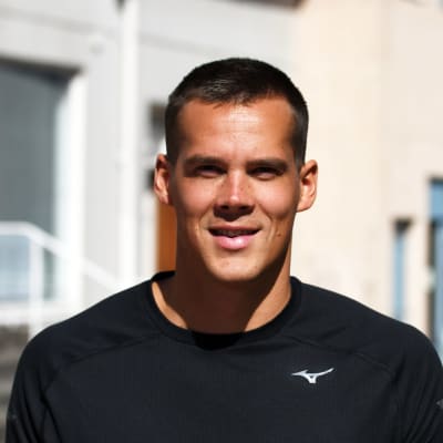 Nico Rönnberg poserar i Karis centrum.