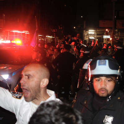 Sadat poliisit saapuivat tiistai-iltana paikallista aikaa Columbian yliopistolle.