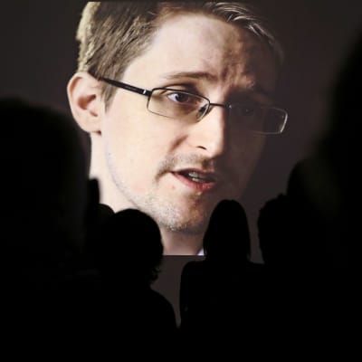 Publik tittar på en stor skärm där Edward Snowden syns.