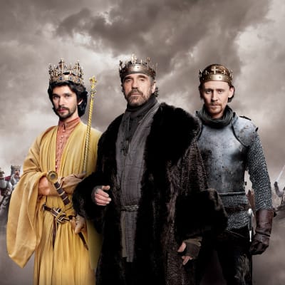 Kuninkaat Rikhard II (Ben Whishaw), Henrik IV (Jeremy Irons) ja Henrik V (Tom Hiddleston)