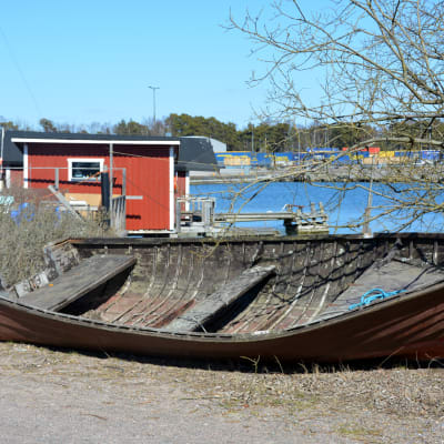 En övergiven båt på en strand i Hangö.