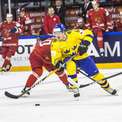 Rickard Rakell med pucken mot Vitryssland