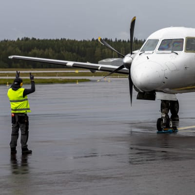 Nyxairs passagerarflyg av modell Saab 2000 på väg att starta från Jyväskylä flygplats.