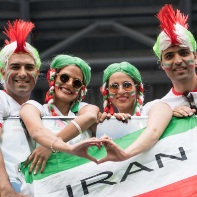 Iranska fotbolssupportrar gör hjärtan.