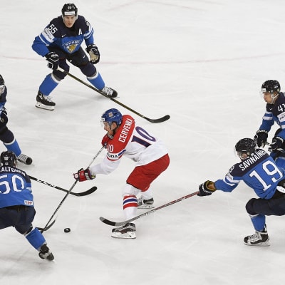 Roman Cervenka från Tjeckien omgiven av finska landslagsspelare i en ishockeymatch.