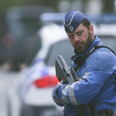 Poliisi vartioi Brysselissä perjantaina katua, jolla rekonstruoitiin maaliskuisen terrori-iskun kulkua. Pelot uudesta terrori-iskusta ovat kasvaneet jalkapallon EM-kisojen aikana.