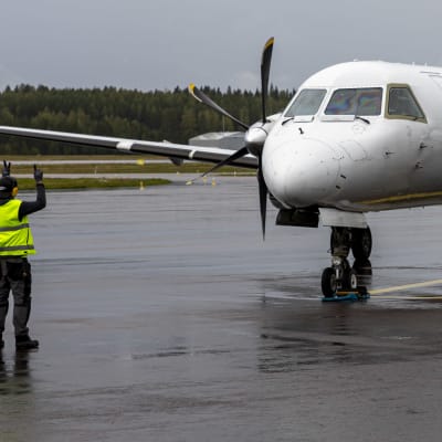 Nyxairs passagerarflyg av modell Saab 2000 på väg att starta från Jyväskylä flygplats.