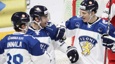 Jere Innala, Valtteri Filppula och Atte Ohtamaa firar ett mål.