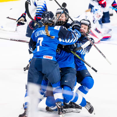 Finland firar Elisa Holopainens 1–0-mål.