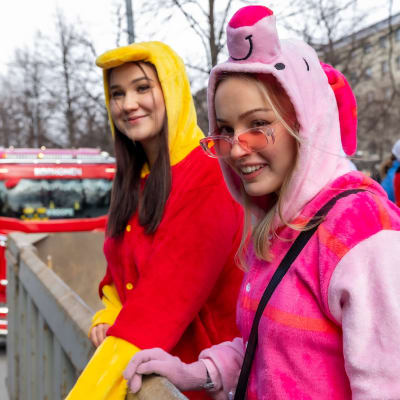 Nalle Puhiksi pukeutunut abi Anni Kokkila ja Nasuksi pukeutunut Eevi Anias kuorma-auton lavalla.