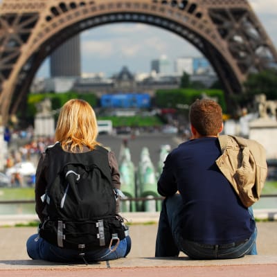 Unga tittar på Eiffeltornet i Paris. 