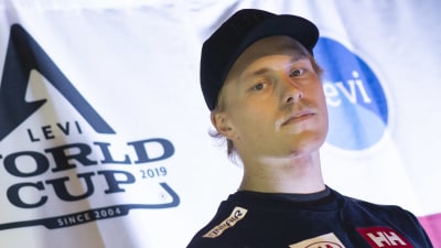Slaomåkaren Jens Henttinen poserar för kameran inför världscupdeltävlingen i Levi i november 2019.