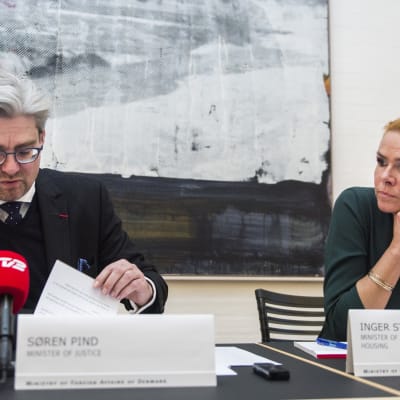 Danmarks justitieminister Søren Pind och integrations-, immigrations- och bostadsminister Inger Støjberg redogör för flyktingläget den 4 januari 2016.