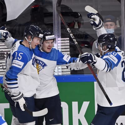Finland firar mål.