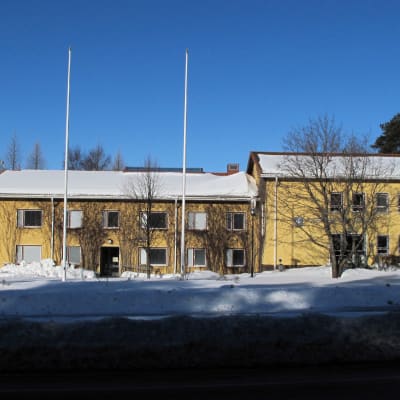 Den gula kommungården i eftermiddagsljus på vårvintern.