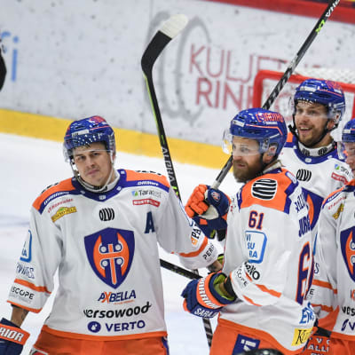 Tappara-spelare jublar.