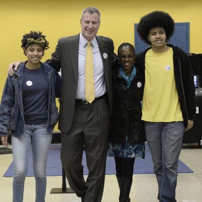 Bill de Blasio med sin familj på rad under sommarmöte.