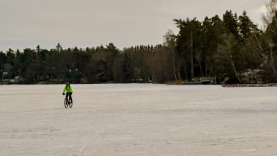 Man som cyklar på isen.