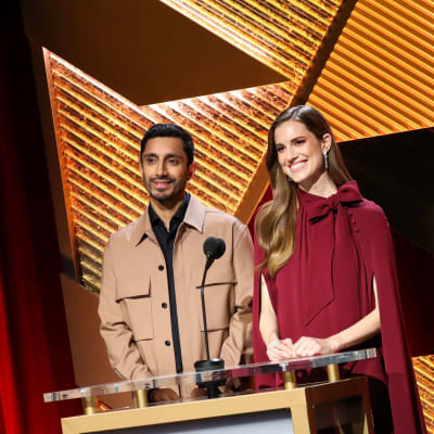 Skådespelarna Riz ahmed och Allison Williams presenterar Oscarsnomineringarna 2023.
