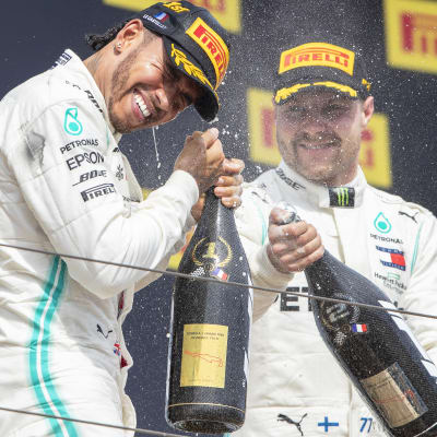 Lewis Hamilton och Valtteri Bottas sprutar champagne på varandra. 