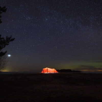 Rött tält i mörk natt.