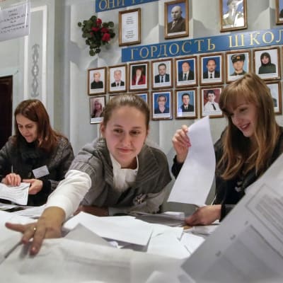 Medlemmar av en valnämnd räknar röster i en vallokal i Donetsk i östra Ukraina den 2 november.