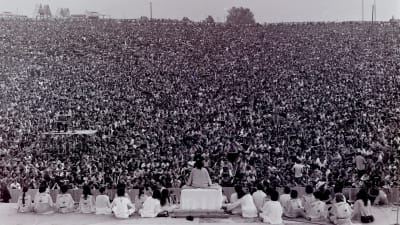 Swami Satchidananda håller invigningstalet vid Woodstock-festivalen år 1969.