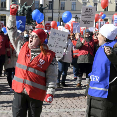Tehyn puheenjohtaja Millariikka Rytkönen (vas.) ja SuPerin puheenjohtaja Silja Paavola huutavat iskulauseita mielenosoituksessa