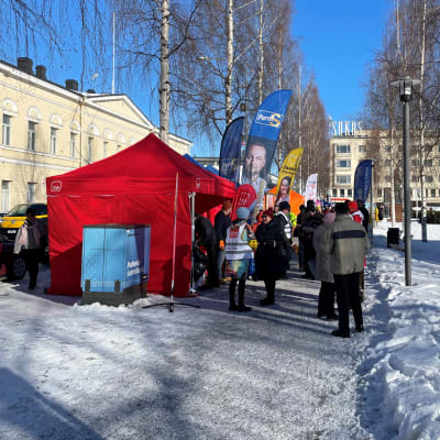 Eri puolueiden vaalitelttoja Mikkelin maalismarkkinoilla maaliskuussa 2023.
