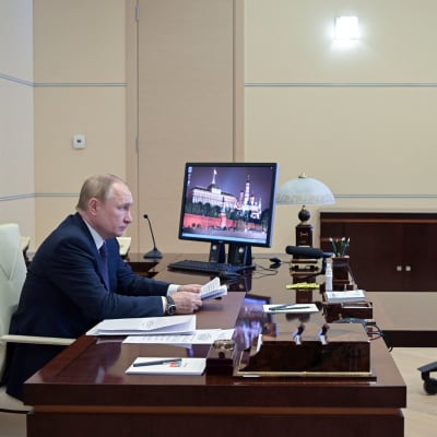 Vladimir Putin videoneuvottelussa.