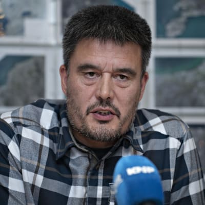 Grönlands regeringschef Kim Kielsen talar i en mikrofon.