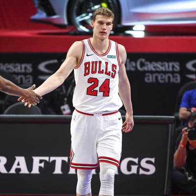 Chicago Bullsin Lauri Markkanen ottelussa Detroitia vastaan keväällä 2021.