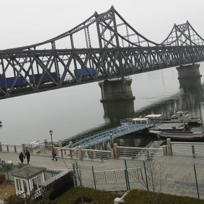 Nordkoreas viktigaste länk till omvärlden går via vänskapsbron över gränsfloden Yalu som ligger mellan den kinesiska staden Dandong och Sinuiju i Nordkorea