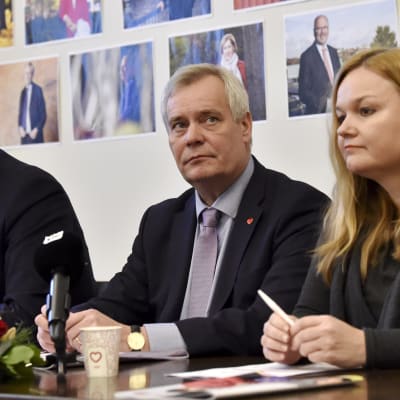 Antti Lindtman, Antti Rinne och Krista Kiuru presenterar SDP:s skuggbudget. 