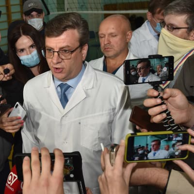Chefsläkaren Alexander Murachovskij omgiven av journalister den 21.8 då Navalnyj ännu vårdades i Omsk. 