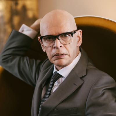 Jorma Uotinen istuu pallotuolissa.