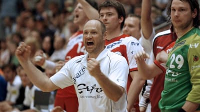 Handbollstränaren Ola Lindgren jublar då hans lag Nordhorn vunnit EHF-cupen 2008.
