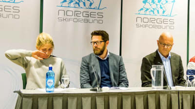 Skidåkaren Therese Johaug, norska skidförbundets kommunikationschef Espen Graff och läkaren Fredrik Bendiksen under en presskonferens.