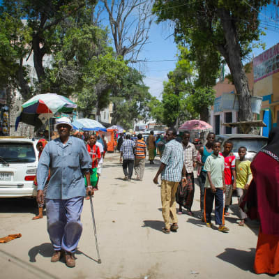 Människor på Hamar Weyne-torget i Mogadishu (arkivbild från augusti 2013).