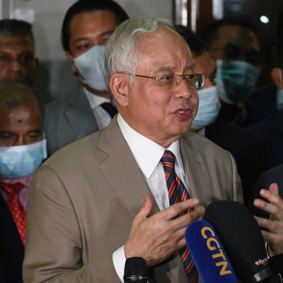 Najib Razak höll en spontan presskonferens genast efter att han dömts i en domstol i Kuala Lumpur. Han kommer att överklaga domen. 