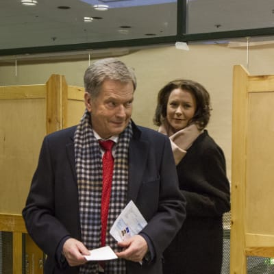Sauli Niinistö och Jenni Haukio förhandsröstar i presidentvalet 2018.