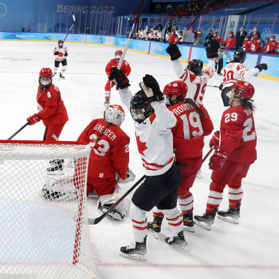 Kanadan ja Venäjän naisten jääkiekkomaajoukkueet pelasivat maski päässä alkusarjan ottelua. 