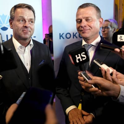 Jan Vapaavuori och Petteri Orpo håller gemensam presskonferens. 
