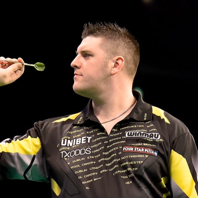 Daryl Gurney heittää.